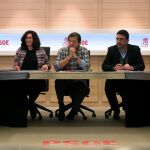 El presidente de la gestora del PSOE, Javier Fernández (c); el portavoz, Mario Jiménez, y la adjunta a Organización, Ascension Godoy, durante la reunion esta mañana