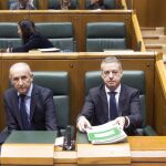 El lehendakari, Iñigo Urkullu y el portavoz del Gobierno regional, Josu Erkoreka, al inicio del pleno del Parlamento vasco.