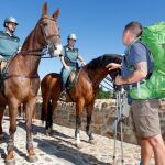 Foto de archivo de agentes de agentes de la Guardia Civil a caballo