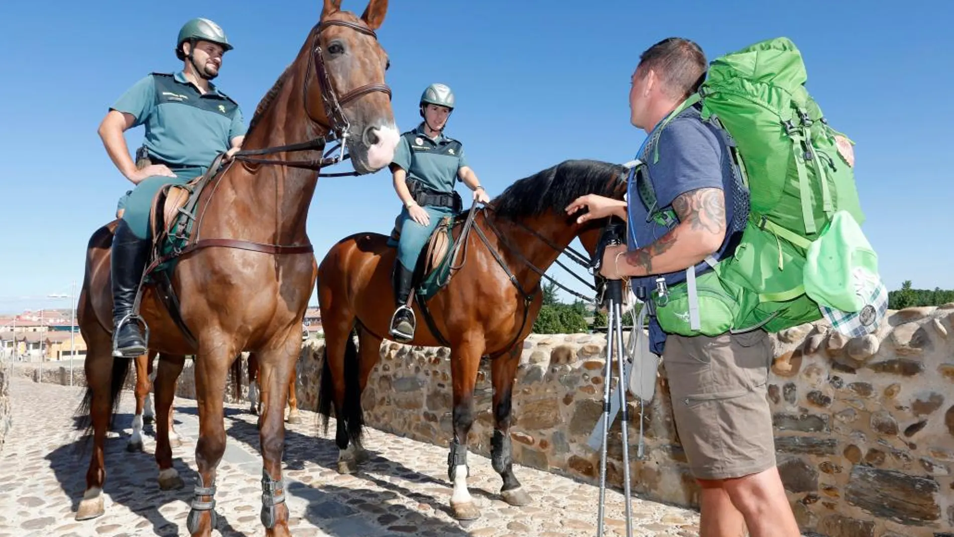 Foto de archivo de agentes de agentes de la Guardia Civil a caballo