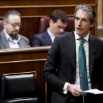 El ministro de Fomento, Íñigo de la Serna, durante su intervención en la sesión de control al Gobierno en el Congreso de los diputados, hoy en Madrid