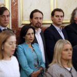 Los portavoces parlamentarios del PP Rafael Hernando (i), PSOE Margarita Robles (2i) y ERC, Joan Tardà (d), los líderes de Unidos Podemos, Pablo Iglesias (3i), y Ciudadanos, Albert Rivera (2d), la presidenta de la Fundación Víctimas del Terrorismo, Mari Mar Blanco y la presidenta del Congreso, Ana Pastor