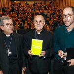 El cardenal arzobispo de Valladolid, Ricardo Blázquez, presenta el libro en una abarrotada Sala Borja junto a Luis Argüello y José María Rodríguez Olaizola.
