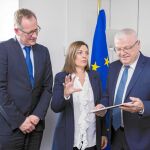 Milagros Marcos traslada las medidas adoptadas en la Comunidad al director general de Agricultura y Desarrollo Rural de la Comisión Europea, Jerzy Bodgan (D), y su adjunto, Joost Korte, ayer en Bruselas