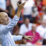 PaKo Ayestarán da instrucciones desde la banda durante un partido.