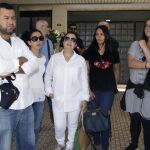 El marido, Said Touzane, y las hermanas de la mujer embarazada fallecida en Melilla junto al bebé que esperaba, en un caso que está en los juzgados, a su salida del Hospital Comarcal el pasado lunes