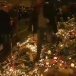 La gente huye pisoteando incluso las flores en homenaje a las víctimas.