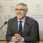 Gaspar Llamazares en una rueda de prensa en el parlamento asturiano