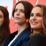 La actriz estadounidense Natalie Portman, la actriz franco británica Stacy Martin y la actriz británica Raffey Cassidy 7 Efe