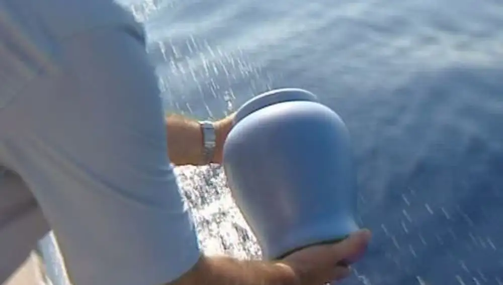 Un hombre arroja las cenizas al mar
