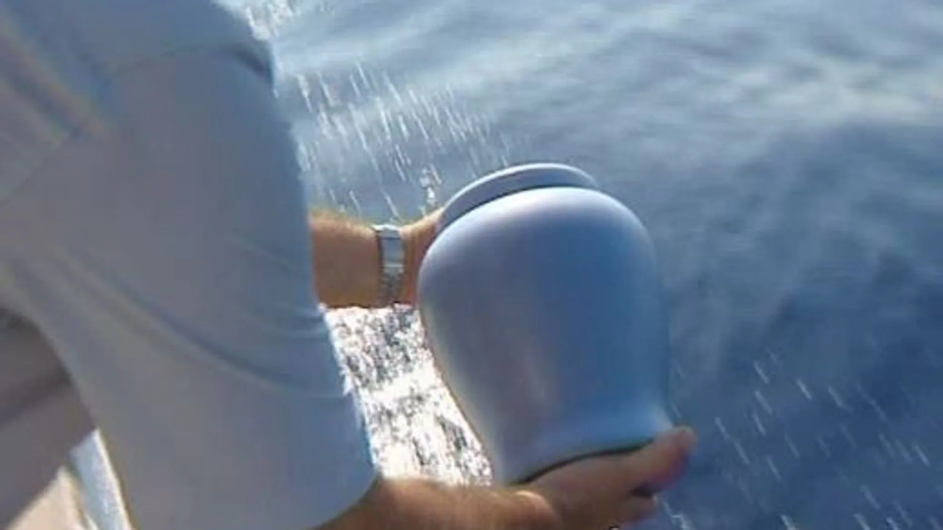 Un hombre arroja las cenizas al mar