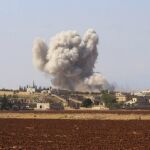 Imagen de archivo de un pueblo cercano a Idlib tras ser atacado por las fuerzas aéreas sirias / Foto: Ap