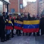 Venezolanos protestando frente a la sede del Consulado de Venezuela en Madrid / Voluntad Popular