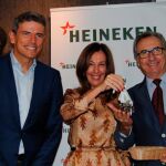 Marcos Tarancón, director de Relaciones Corporativas y Área Legal de Heineken España; Regla Bejarano, directora de Logística y Servicio al Cliente de Heineken España, junto a Salvador Carrasco García, consejero de El Palacio del Embrujo durante la entrega de llaves tras la firma / Foto: La Razón