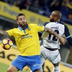 El delantero croata de la UD Las Palmas Marko Livaja (i) disputa un balón con el defensa brasileño del Deportivo