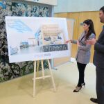 El estand murciano albergará actuaciones, monólogos, música, desfiles, así como catas, degustaciones y promoción de productos de la tierra a través de un «food truck» o gastroneta. En la imagen, la consejera de Turismo, Miriam Guardiola, junto al director general del Instituto de Turismo, Manuel Fernández-Delgado