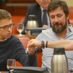 Errejón e Iglesias se estrechan la mano, ayer en el Congreso de los Diputados