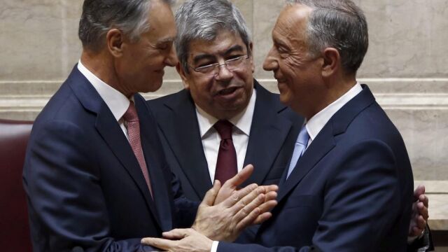 Marcelo Rebelo de Sousa (dcha) jura el cargo como presidente de Portugal en presencia del presidente la Asamblea de la República, Eduardo Ferro Rodrigues