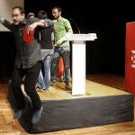 El candidato a la presidencia de la Generalitat por la CUP, Antonio Baños, al término de la rueda de prensa ofrecida hoy en Barcelona.