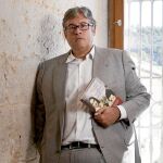 Juan Manuel de Prada con la obra ganadora, «El castillo de diamante»
