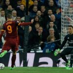 El delantero egipcio de la Roma Edin Zdeko (d) dispara a puerta frente al costarricense Keylor Navas, del Real Madrid, durante el partido