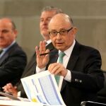 El ministro de Educación, Cultura y Deporte y portavoz del Gobierno, Íñigo Méndez de Vigo (c) y los titulares de Economía, Luis de Guindos (i) y Hacienda, Cristóbal Montoro