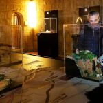 La diputada de Cultura, Carmen Fernández y Jorge Peláez en la nueva exposición de ‘plastiHistoria’ en el Castillo de Fuentes de Valdepero