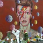 Cientos de personas han depositado flores en un mural con el rostro del cantante en el barrio de Brixton tras conocer su muerte