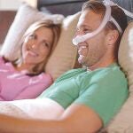 A través de las pruebas diagnósticas, el especialista evaluará el tratamiento más indicado para el paciente, siendo el más común la utilización de un dispositivo de presión positiva constante de las vías respiratorias, CPAP