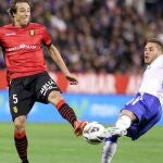 El defensa brasileño del Real Mallorca, Pedro Geromel lucha un balón con Rubén Rochina, del Real Zaragoza