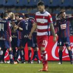 Los jugadores del Eibar celebran el gol del japonés Takashi Inui, primero del equipo ante el Granada