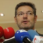 El ministro de Justicia, Rafael Catalá, durante las declaraciones que ha realizado hoy a los periodistas tras reunirse con la Junta Directiva del Colegio de Procuradores de Madrid