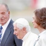 El Santo Padre, junto a Sus Majestades los Reyes, durante la JMJ de 2001