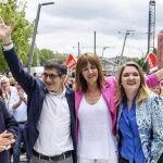 El candidato a la Secretaría General del PSOE Patxi López, acompañado, entre otros, de la secretaria general del PSE, Idoia Mendia, saluda a los simpatizantes momentos antes de su intervención hoy en Bilbao