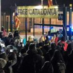 Cientos de personas rodean la prisión donde están encarcelados los independentistas