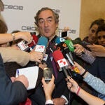 El presidente de la CEOE, durante sus declaraciones a los medios.