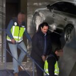 Miguel López, detenido como presunto autor del crimen, es escoltado por la policía