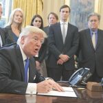 El magnate norteamericano, en la imagen con algunos de los colaboradores con los que inició el mandato, ha generado, con su política proteccionista, una guerra comercial entre Europa y China