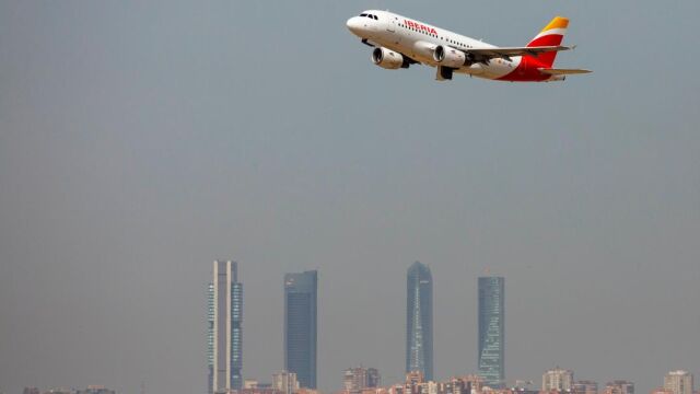 Un avión de Iberia Express sobrevuela Madrid. REUTERS/Paul Hanna