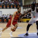 El base de la selección española de baloncesto Sergio Rodríguez avanza presionado por el jugador de la selección de Senegal