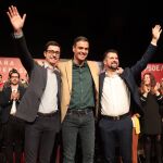 El presidente del gobierno, Pedro Sánchez junto al candidato a la Junta de Castilla y León, Luis Tudanca, y al del Ayuntamiento de Salamanca, José Luis Mateos, saludan a simpatizantes y afiliados