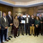 Joaquín López Pagán (PSOE), Víctor Martínez (PP), Rosa Peñalver, Fernando de la Cierva, Óscar Urralburu (Podemos) y Miguel Sánchez (Cs), ayer durante la entrega del documento de los Presupuestos regionales en la Asamblea