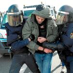 Dos policías se llevan detenido a uno de los taxistas que se manifestaron ayer