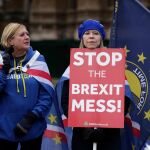 Manifestantes contrarios al divorcio de la UE muestran su rechazo a la postura de May: “Parad el desastre del Brexit”