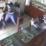 Momento en el que el menor decide atacar al pistolero