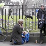 Varios escoceses siguen en sus móviles el anuncio escocés