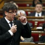El presidente de la Generalitat, Carles Puigdemont, durante la sesión de control al gobierno catalán.