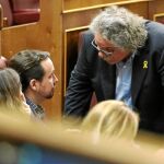 El líder de Podemos, Pablo Iglesias, con el diputado de ERC Joan Tardá, que ha avisado de que no apoyarán los presupuestos si la Fiscalía mantiene la acusación de rebelión a los líderes independentistas presos