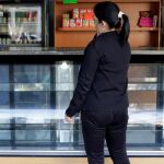 Una mujer, ante un mostrador vacío en Caracas