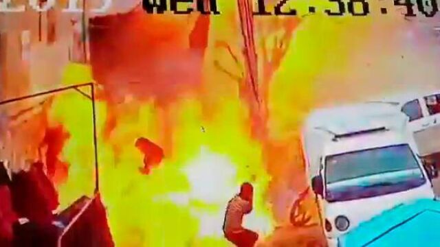 Momento de la explosión en Manbij, una localidad en el norte de Siria controlada por rebeldes